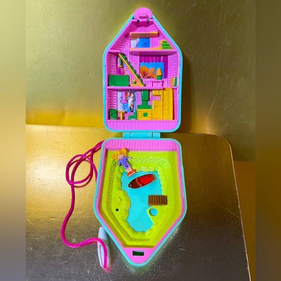 PRETTY PIXIES VTG 1992 POLLY POCKET TYPE LAKE HOUSE COMPACT w/BOAT & GIRL FIGURE - Picture 9 of 14